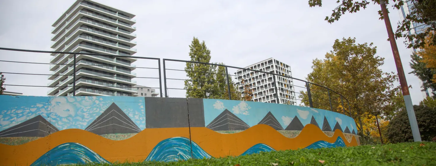 „A fal van, hogy többet akar, mint amit előre megtervezel” – Babos Zsili mesél a BudaPart új street art falfestéséről